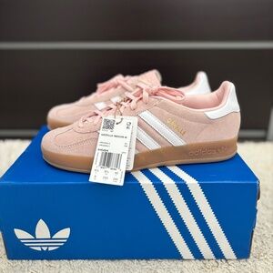 Brand new adidas pink samba size Woman US8